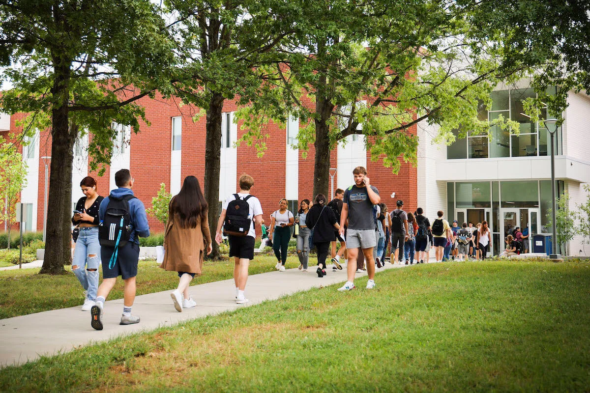 Students walking on the Pellissippi State Community College campus