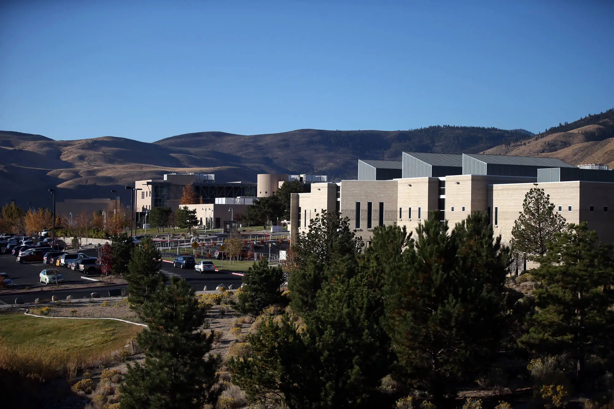 Buildings on the Western Nevada College Carson Campus with mountains in the background.