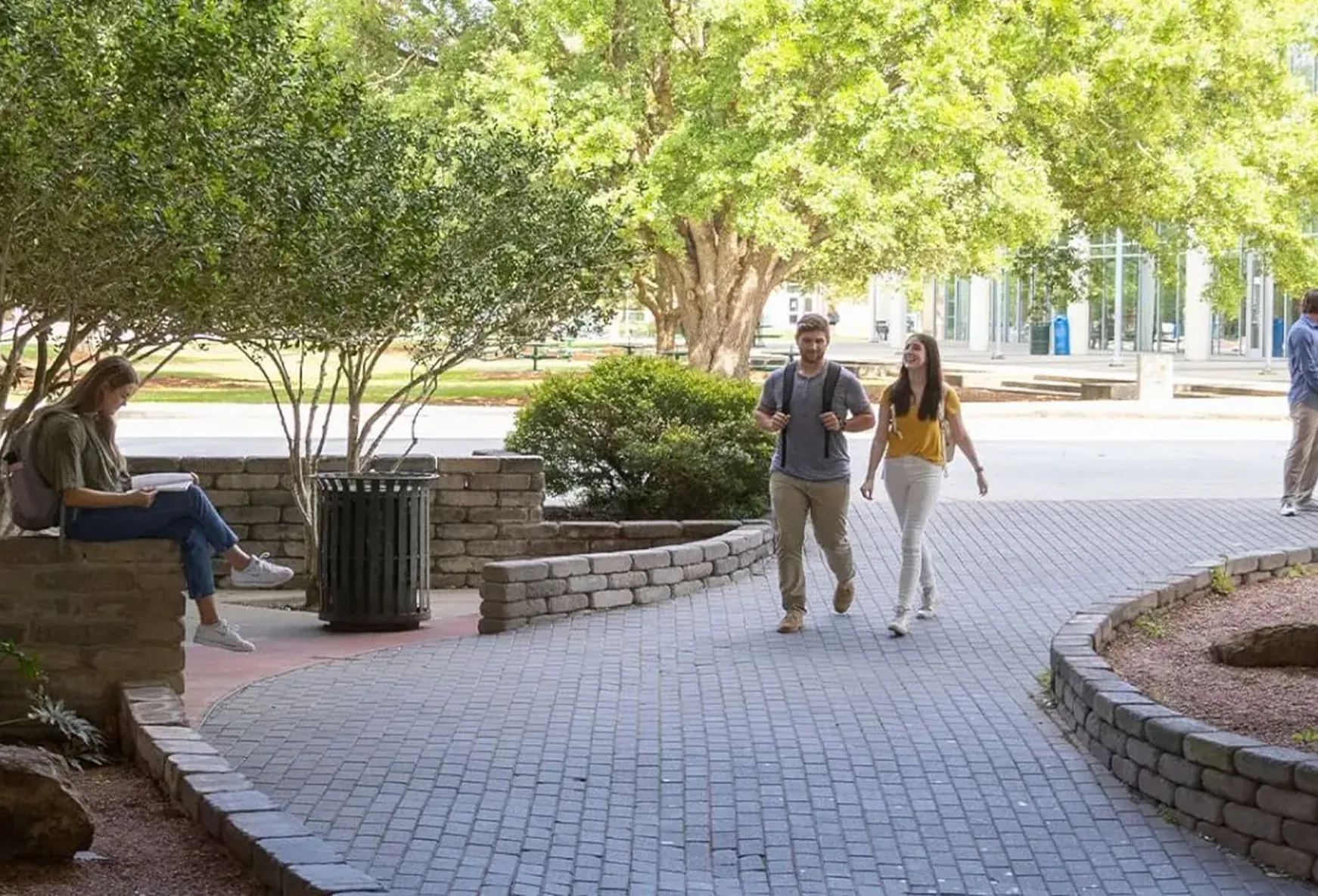 Southeastern Louisiana University students walking outside.
